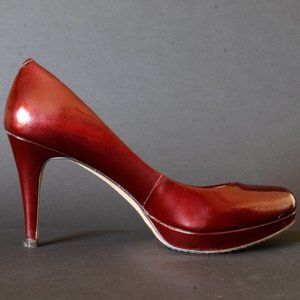 VINCE CAMUTO PUMPS SIZE 9 BURGUNDY PATENT LEATHER USED